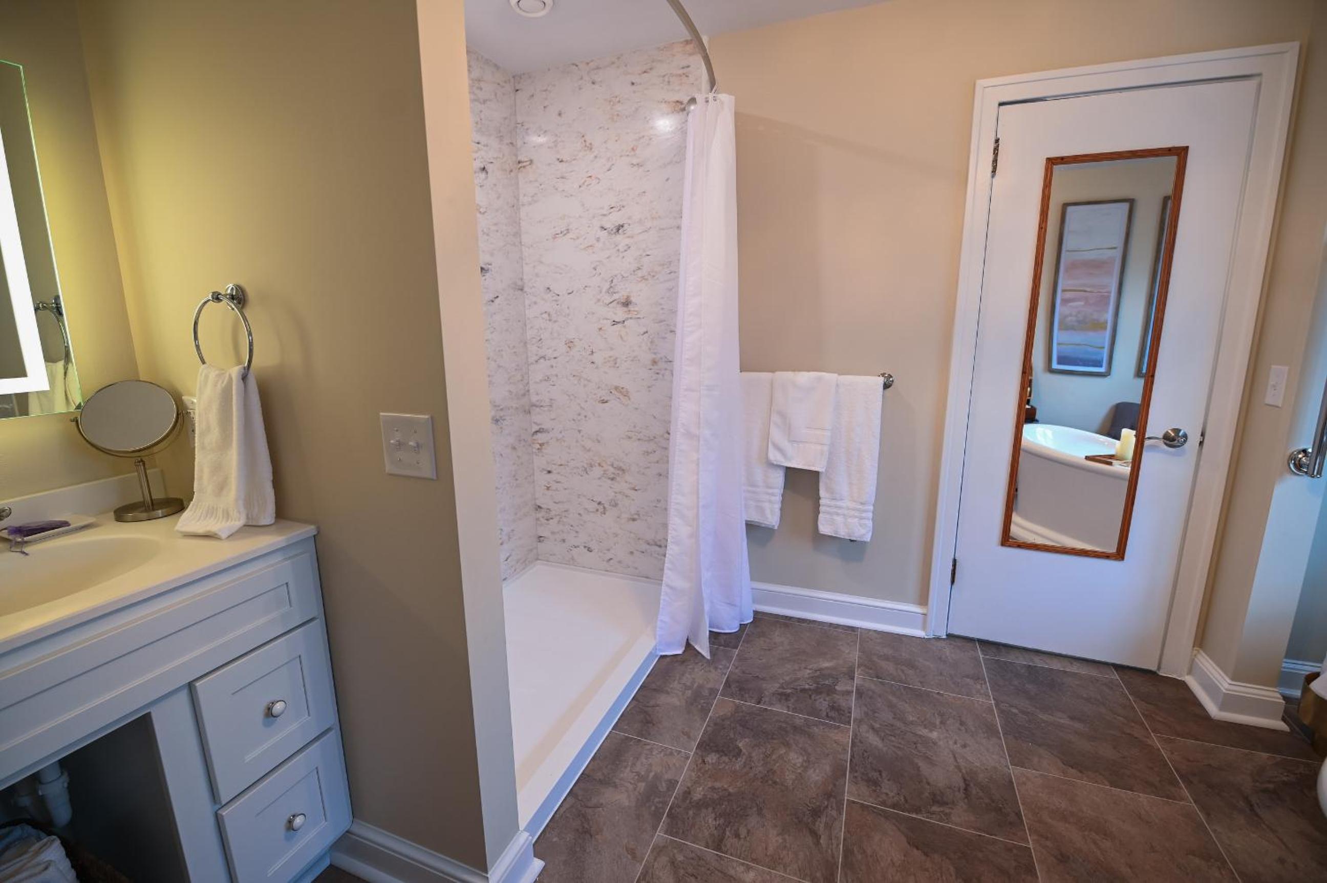 One-Bedroom Suite - Photo 5