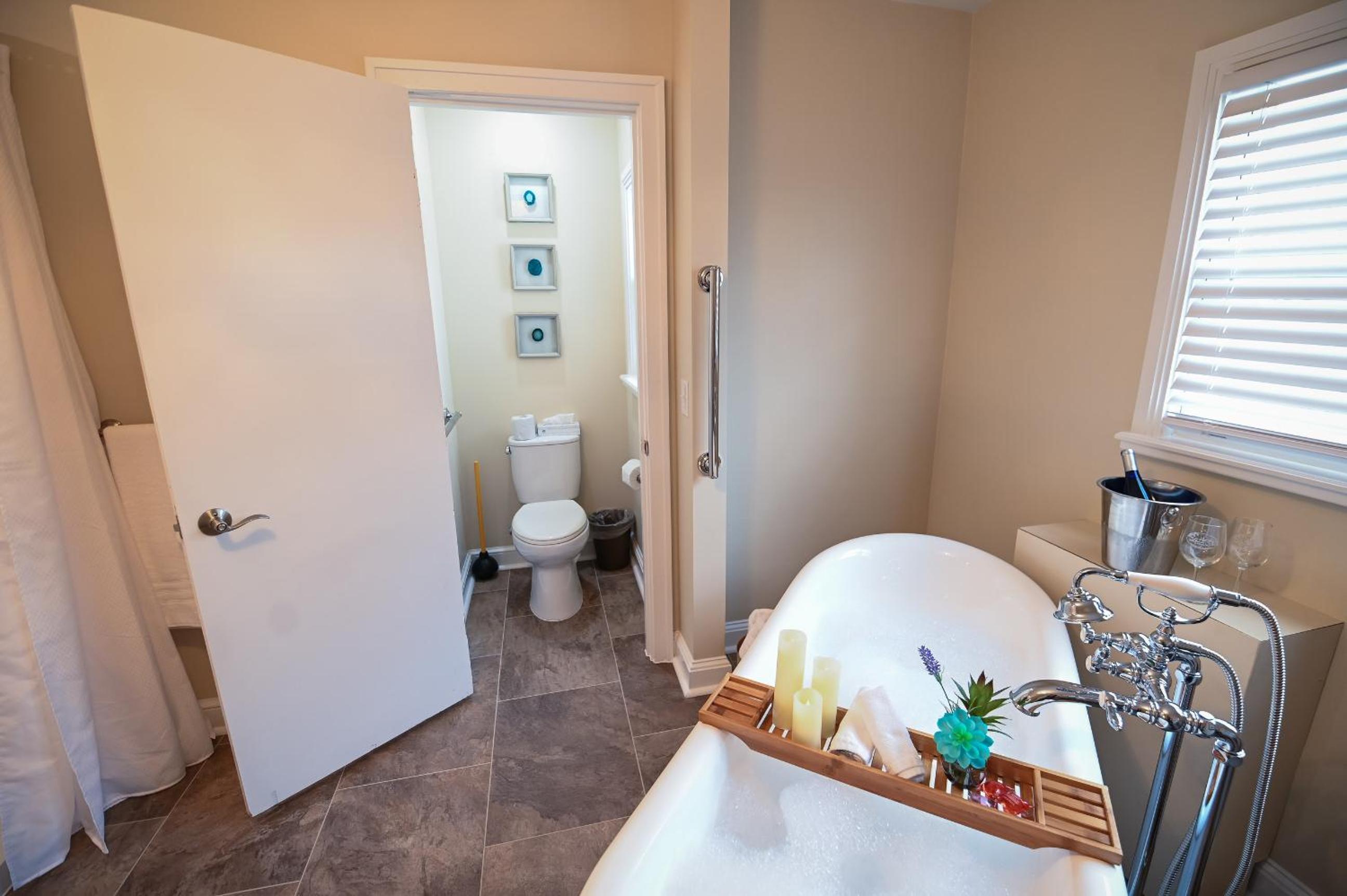 One-Bedroom Suite - Photo 4