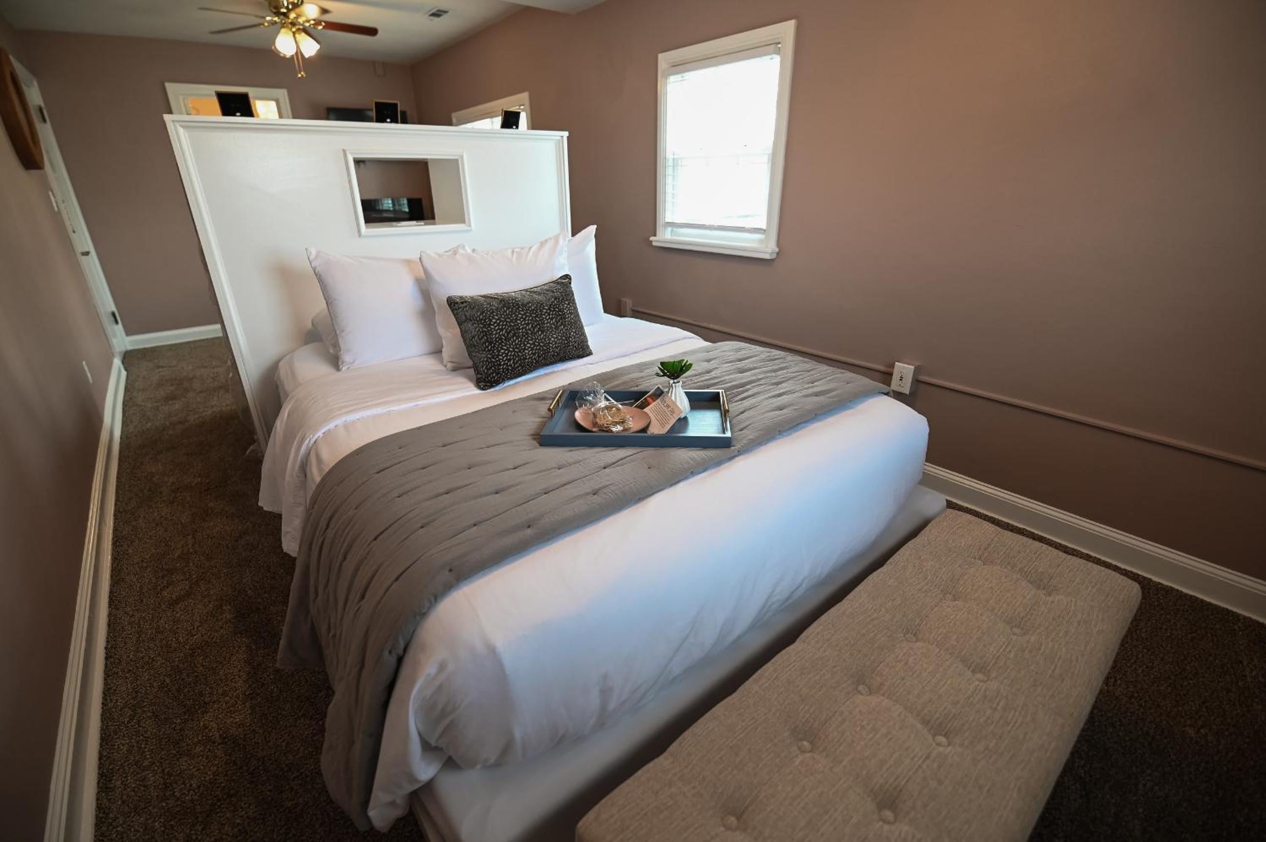 One-Bedroom Suite - Photo 3