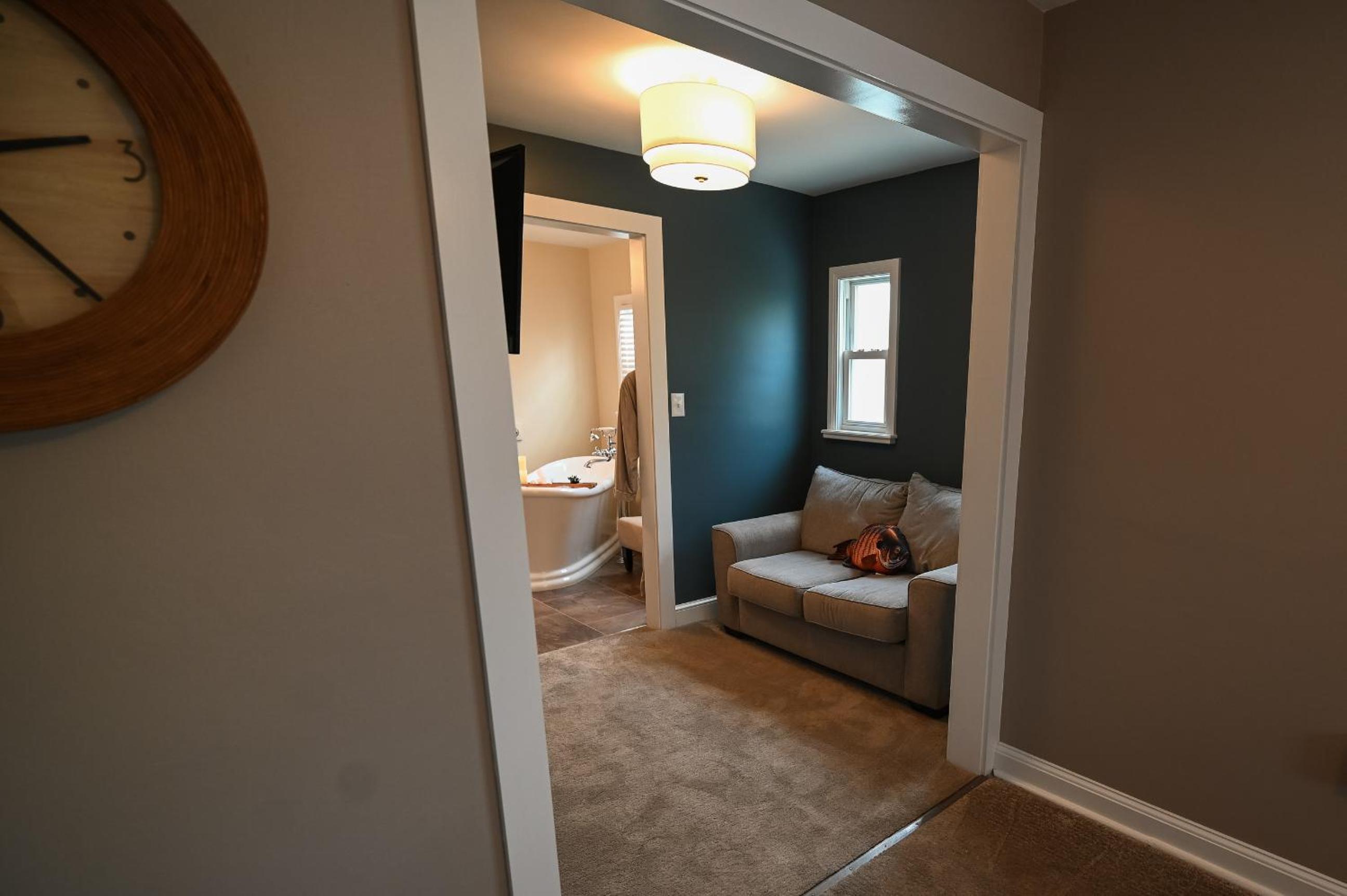 One-Bedroom Suite - Photo 12