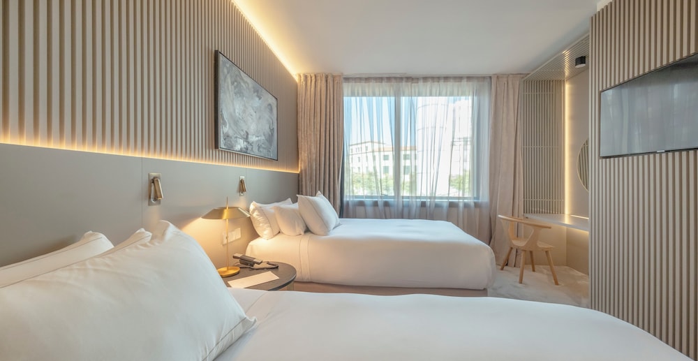 Premium Twin Room - Photo 4