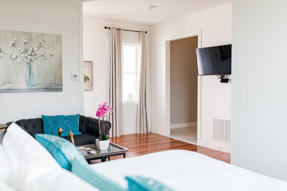 The Rebel Room/Honeymoon Suite, 2nd Floor, No Elevator photo 2