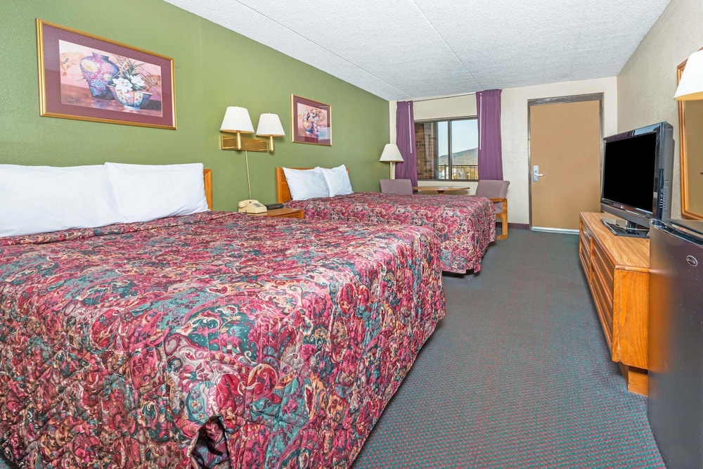Standard Room, 2 Double Beds, Non Smoking - Photo 4