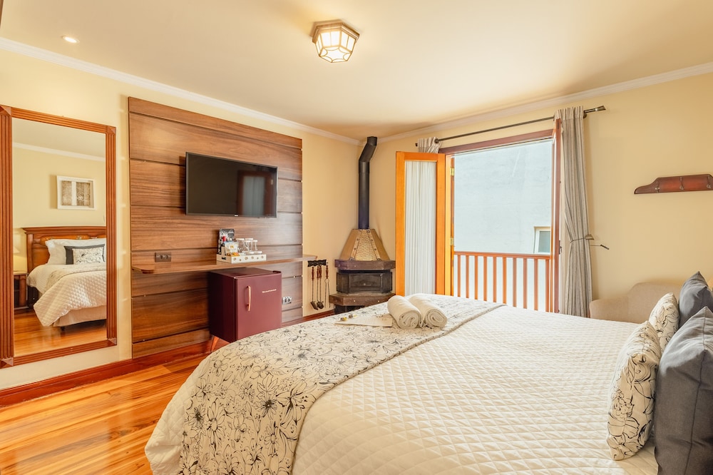 Deluxe Triple Room, Fireplace photo 1