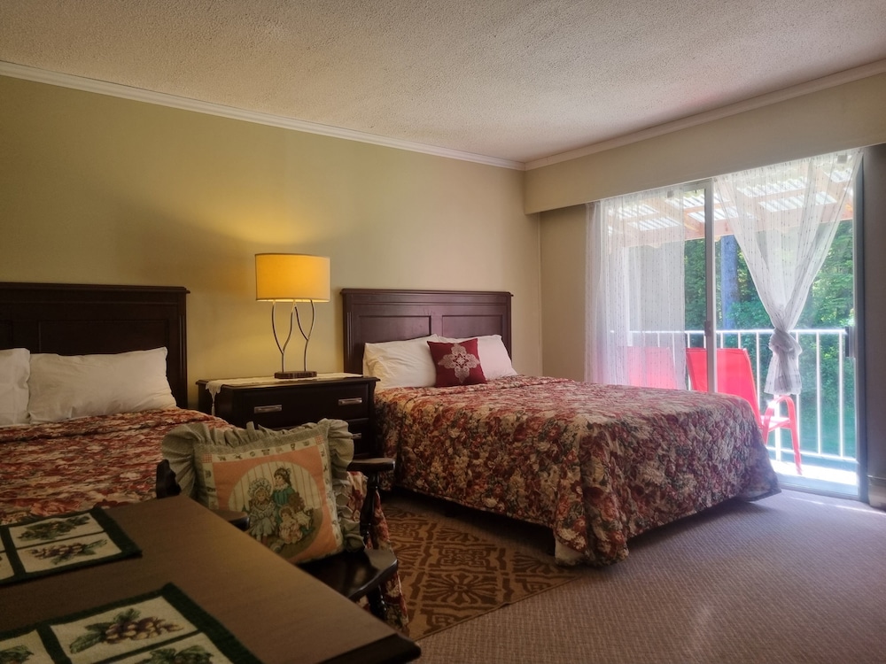 Deluxe Studio, 2 Queen Beds photo 1