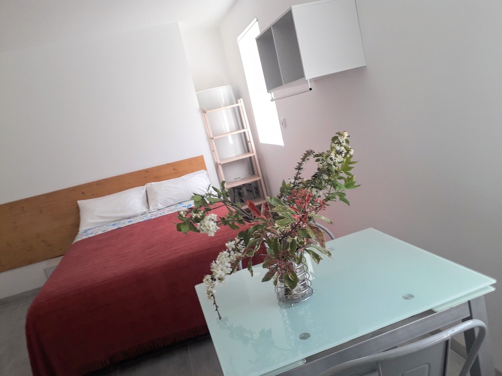 Comfort Room, 1 Double Bed, Refrigerator, Mountain View photo 3