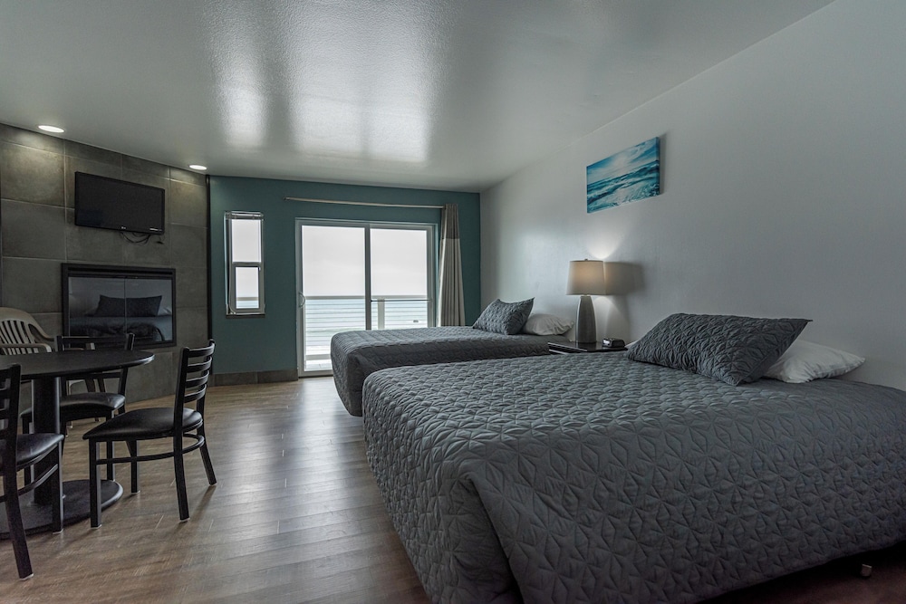 Superior Room, 2 Queen Beds, Balcony, Oceanfront