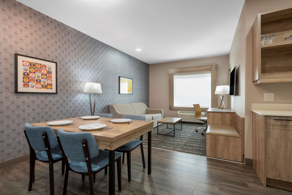 Family Suite, 2 Queen Beds, Non Smoking (with Sofabed, Full Kitchen)