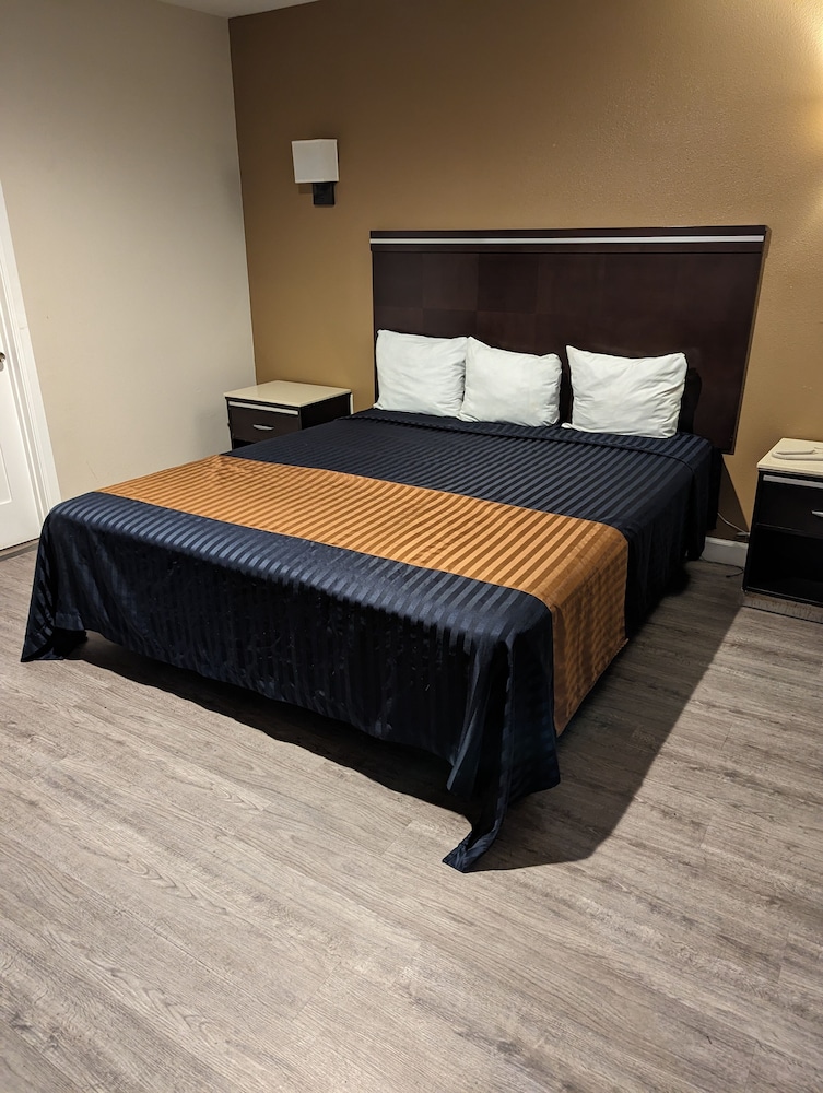 1 King Bed, Accessible with Bathtub