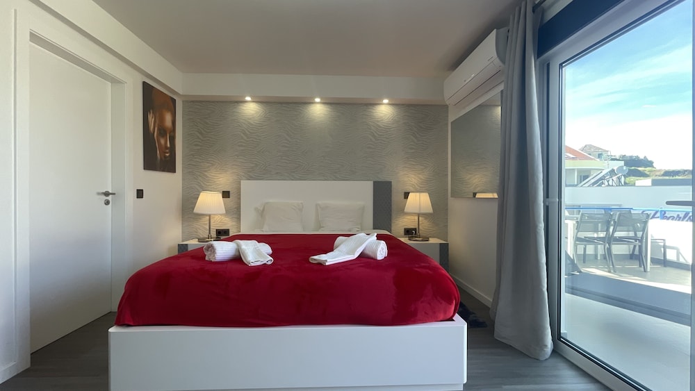 Deluxe Apartment, 1 Queen Bed with Sofa bed, Kitchen, Partial Sea View photo 3