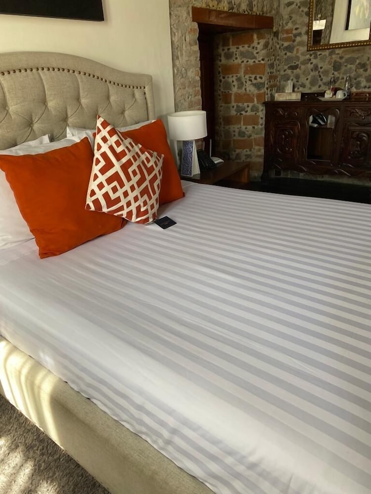 Standard Room, 1 Queen Bed photo 2