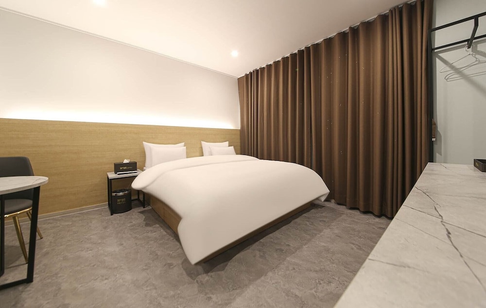 Standard Double Room Single Use - Photo 5