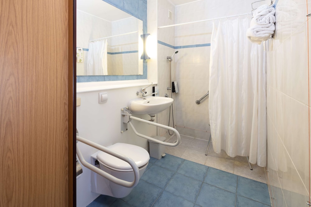 Standard Room, 2 Twin Beds - Photo 6