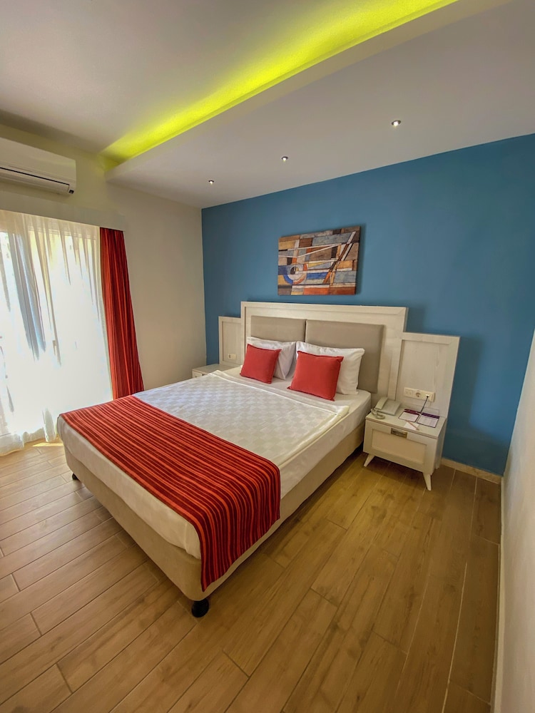 Club Economy Room photo 1