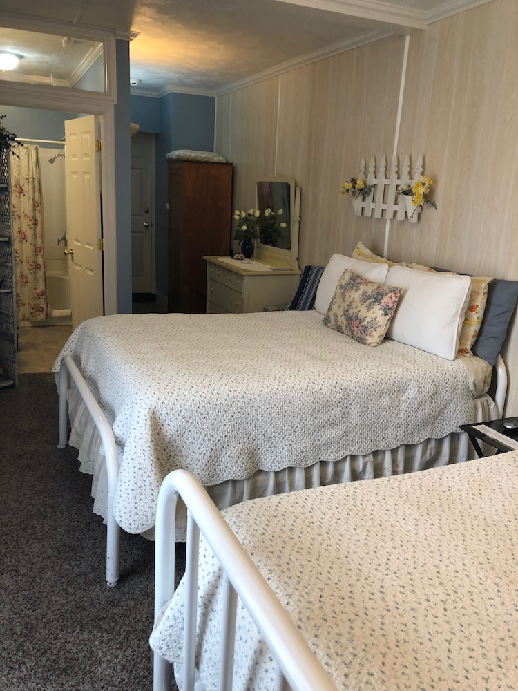 Room, 2 Double Beds photo 3