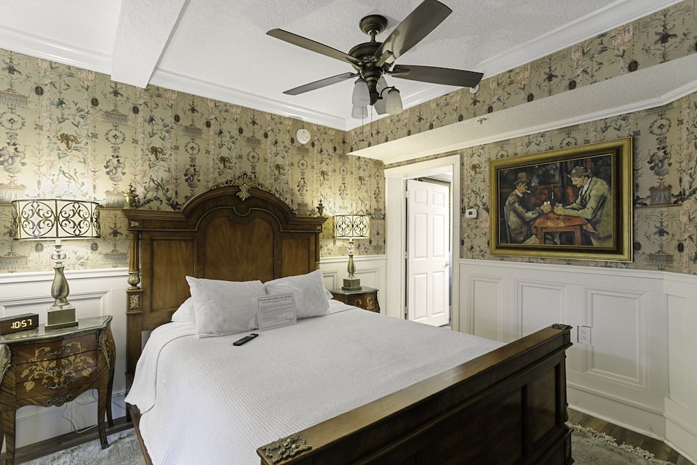 City Room, 1 Queen Bed, Patio, City View