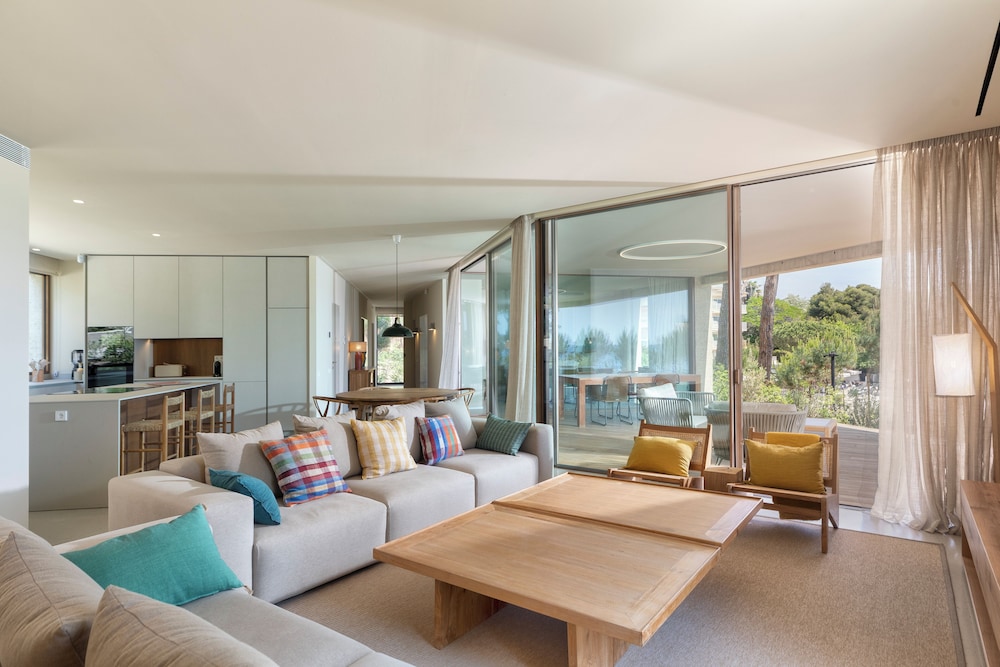 Three-Bedroom Apartment with Balcony and Sea View