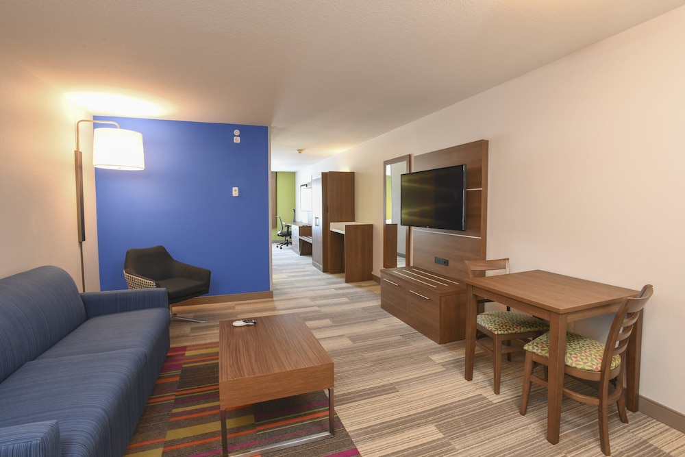 Suite, 1 King Bed, Accessible (Mobility Tran Shwr) - Photo 3