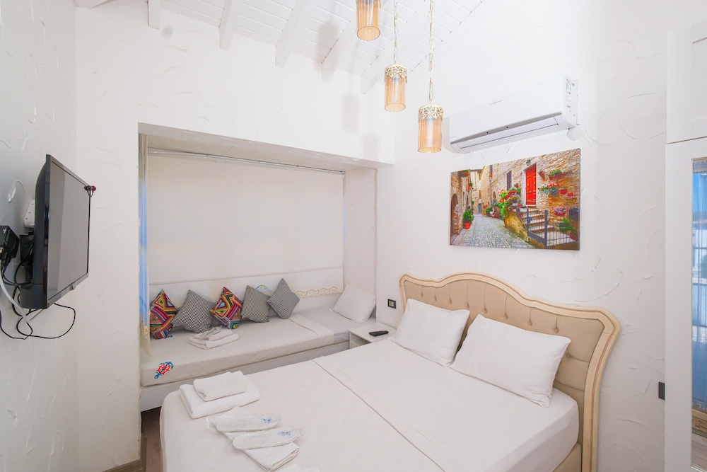 Triple Room, Pool View (Aquila) - Photo 21