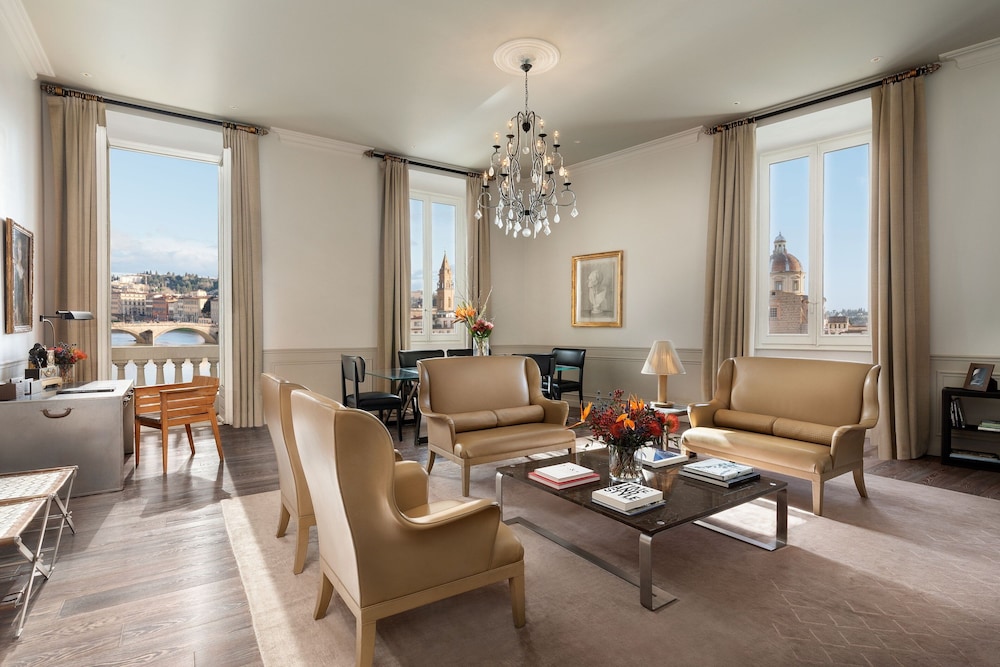 Luxury Suite, 1 King Bed, Balcony, River View thumbnail 6