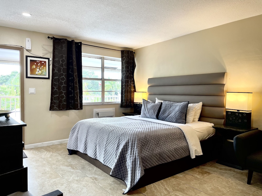 Comfort Studio Suite, Kitchenette, Pool View photo 1