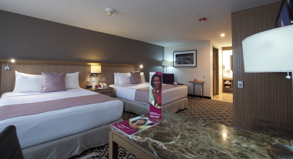 Standard Room, 2 Queen Beds, Accessible - Photo 6