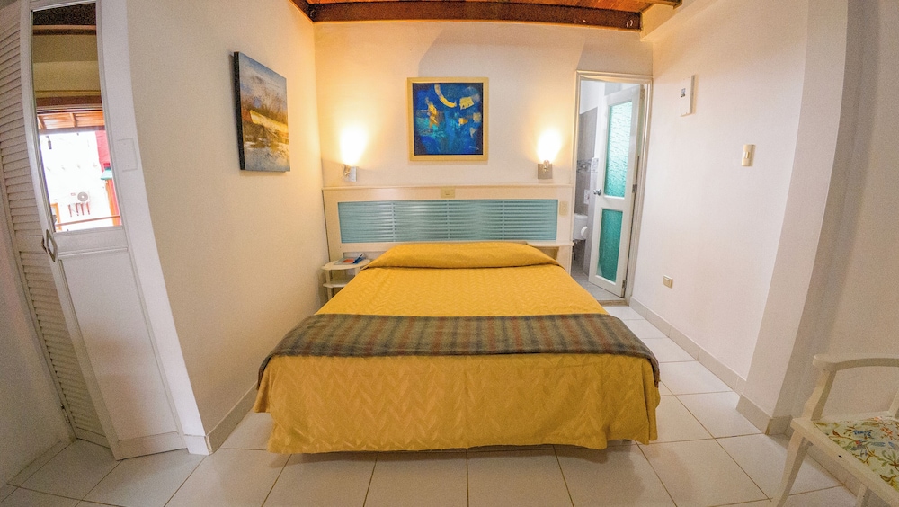 1 Queen Bed Garden View