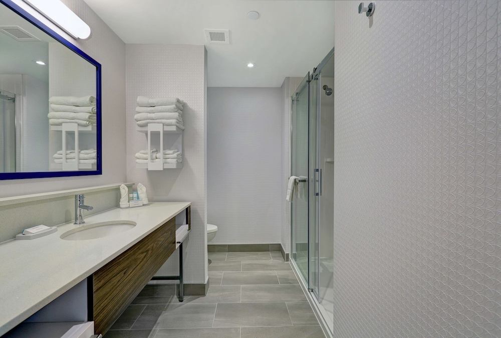 Studio, 1 King Bed, Refrigerator & Microwave (Wet bar) - Photo 3