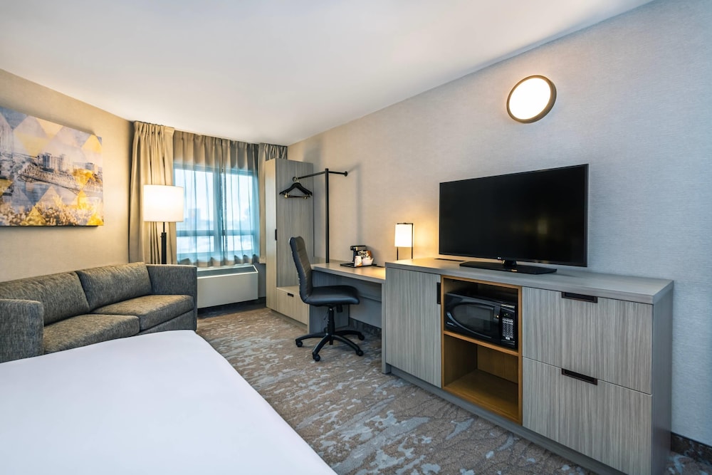Room, 1 King Bed, Non Smoking - Photo 6
