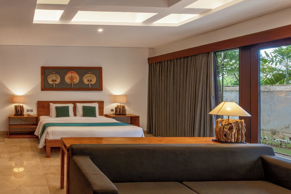 Deluxe Suite, 1 King Bed, Garden View photo 2