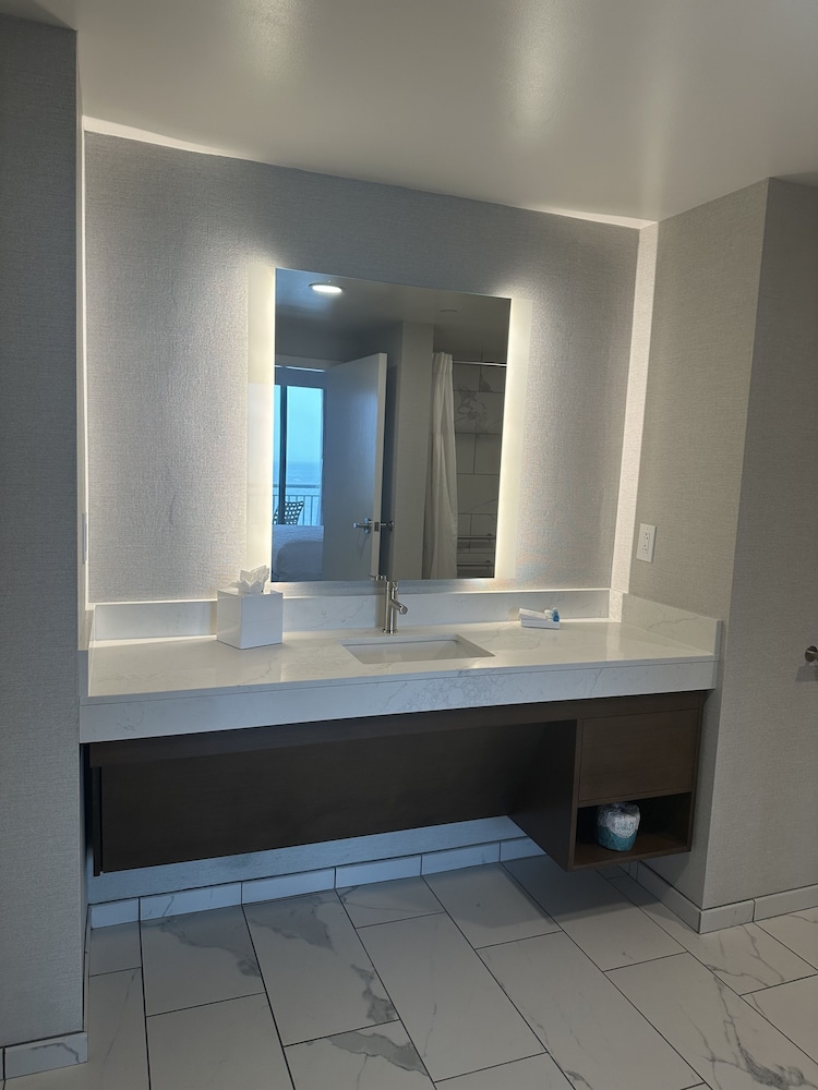 Oceanfront, 1 King Bed Suite, 1 Sofa Bed, Accessible, Bathtub, 9th Floor - Photo 14