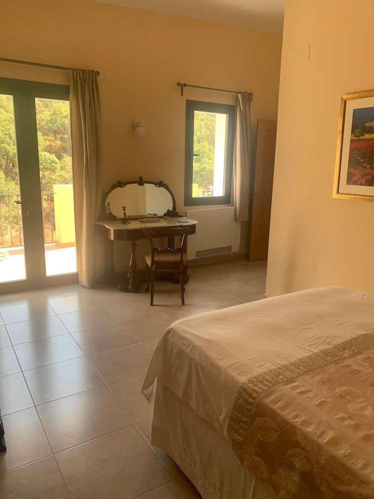 Design Villa, Ensuite, Mountain View photo 3
