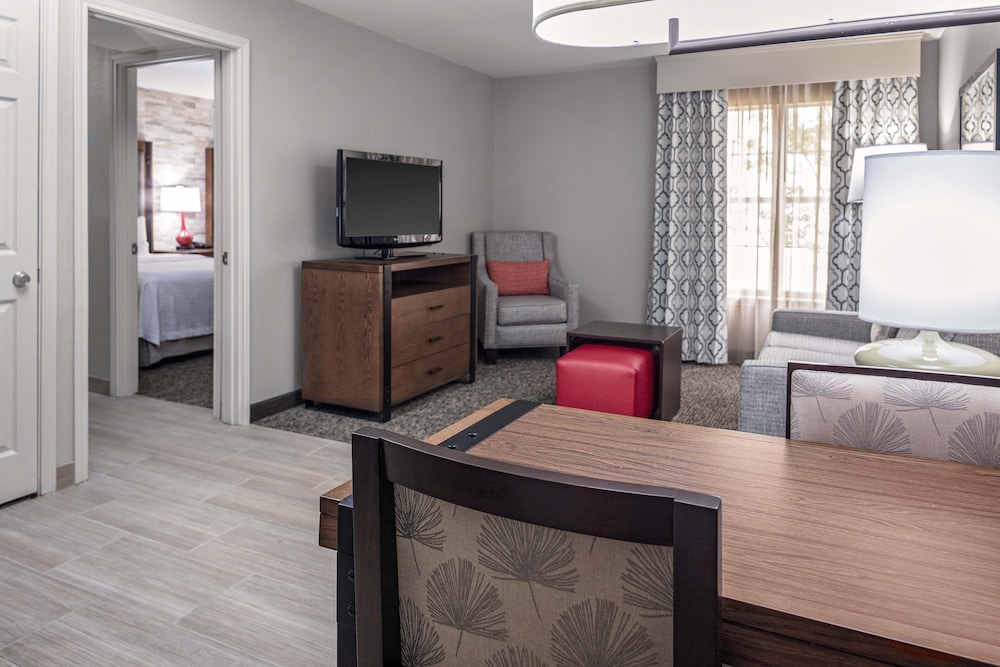 Suite, 1 King Bed, Accessible (Mobility & Hearing, Roll-in Shower) - Photo 2