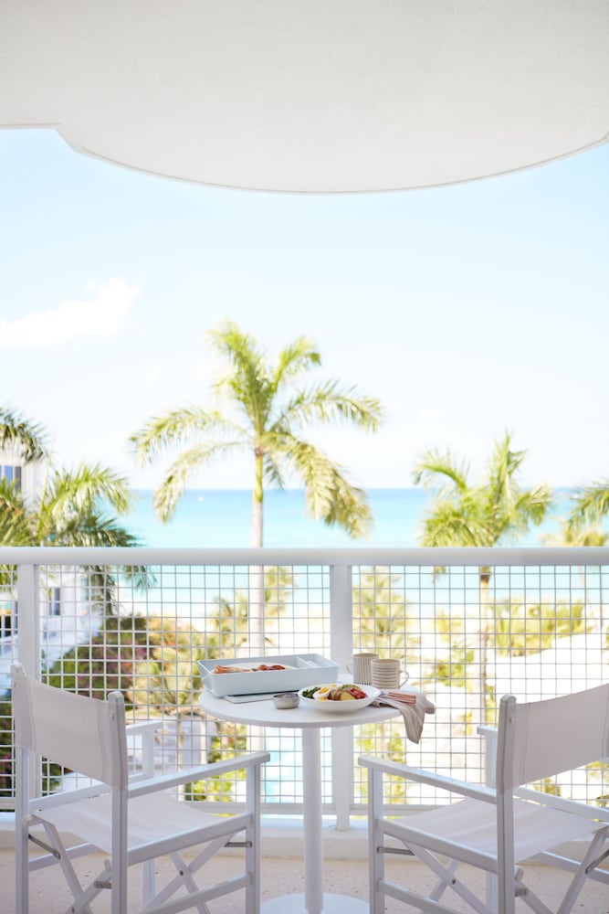 Deluxe Suite, 1 King Bed (One Bedroom Oceanfacing Deluxe Suite)