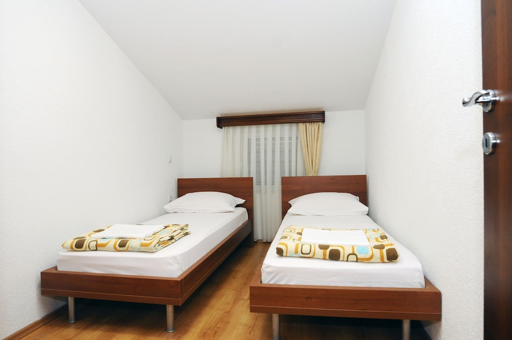 Classic Apartment, Multiple Beds, Non Smoking, Garden View
