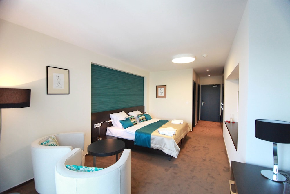 Luxury Double or Twin Room, Accessible, Lake View photo 1