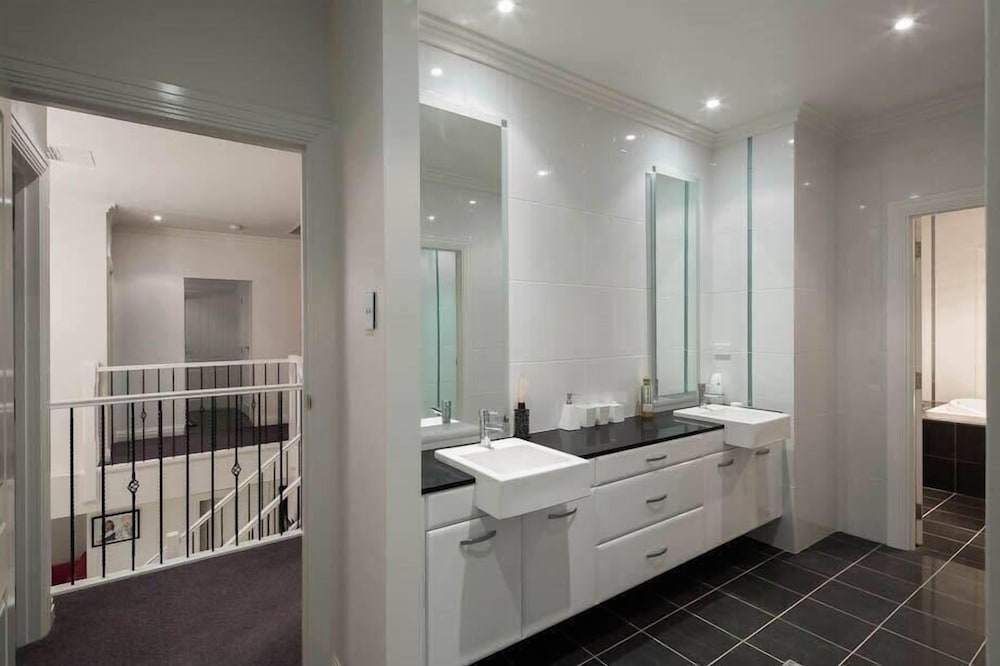 Executive House, Multiple Bedrooms, River View photo 3