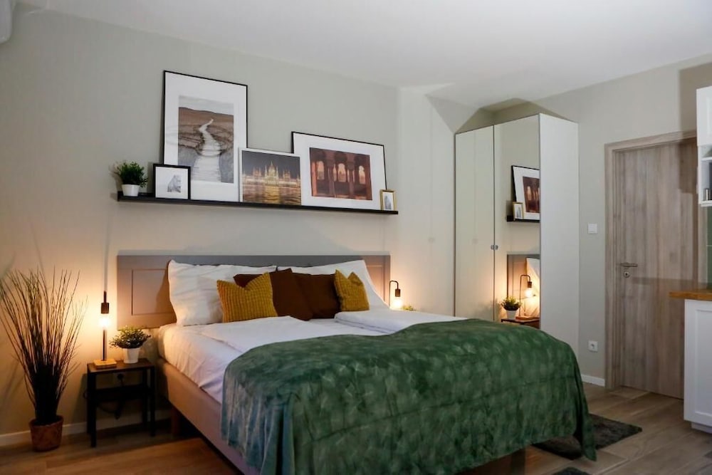 Deluxe Studio, 1 Queen Bed - Photo 5