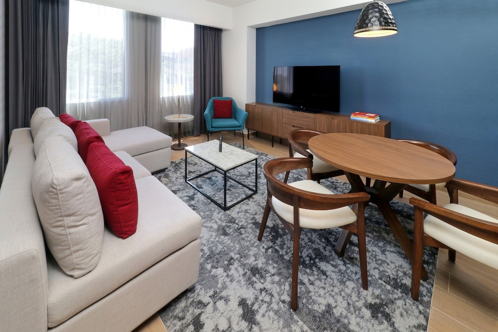 Suite, 1 Bedroom - Photo 2