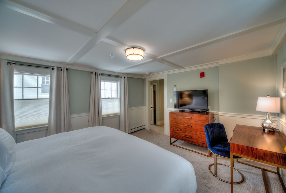 Standard Room, 1 King Bed, Bathtub (7) photo 3