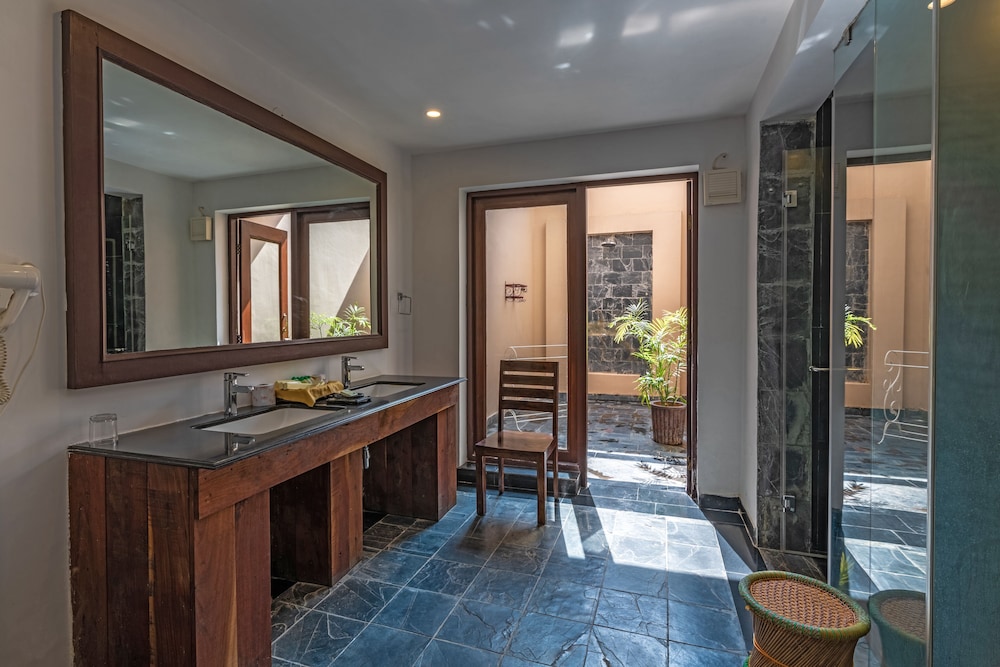 Royal Villa photo 2