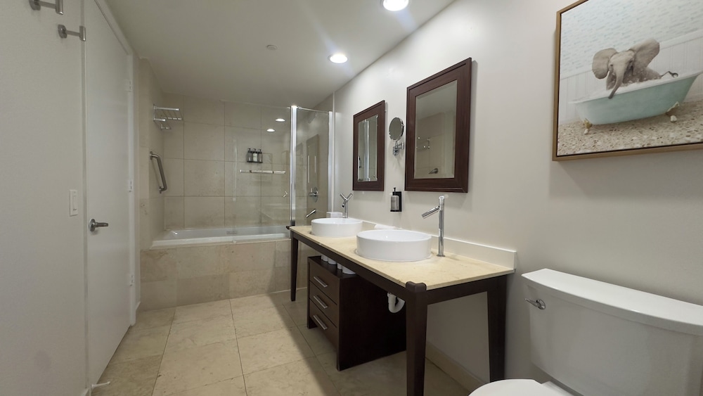 Boutique Apart, 1 King & Sofa Bed, Sauna, River/City Views, Balcony4207