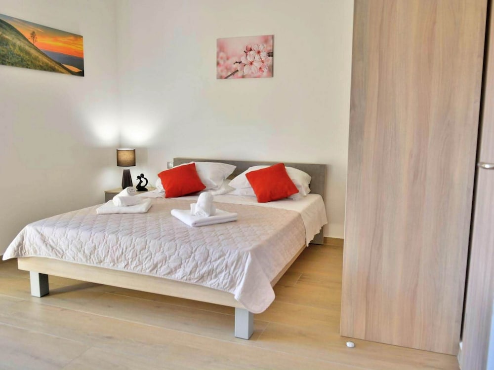 Apartment (Modern One Bedroom Apartment with Bal)