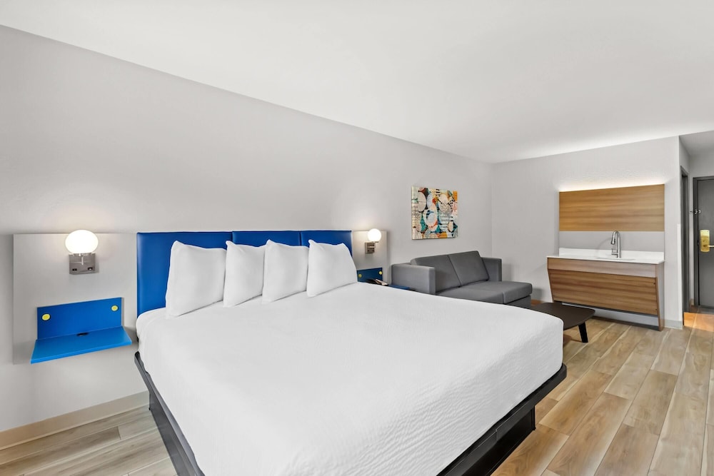 Suite, 1 King Bed, Non Smoking - Photo 5