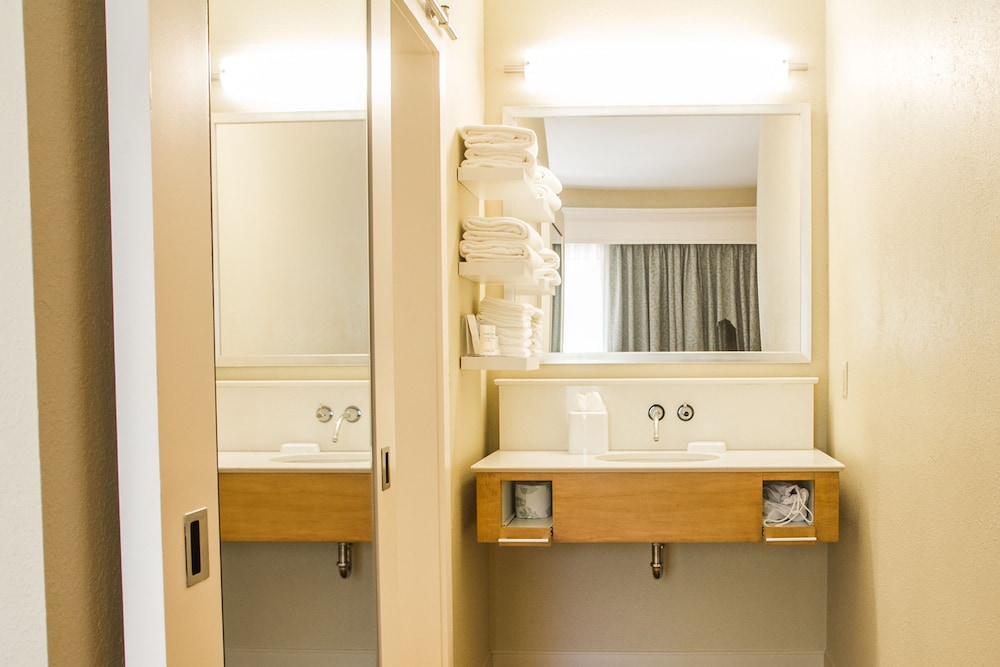 Suite, 1 King Bed, Accessible, Non Smoking - Photo 8