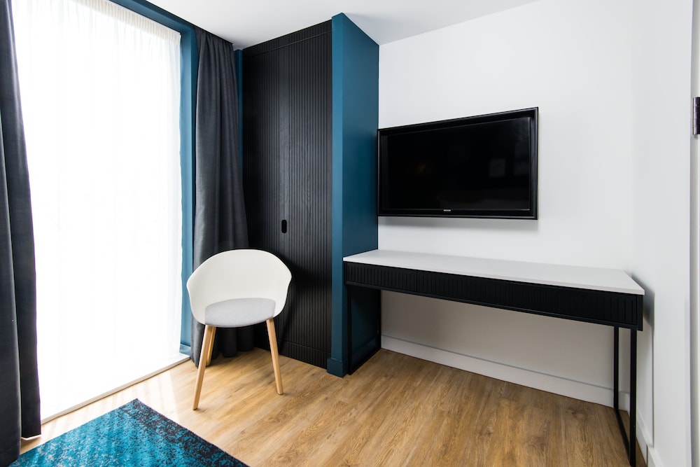 Suite, 1 Bedroom, Kitchen - Photo 7