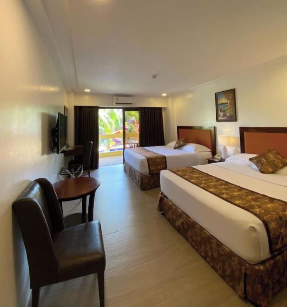 Panoramic Double or Twin Room, Bathtub, Pool View photo 2