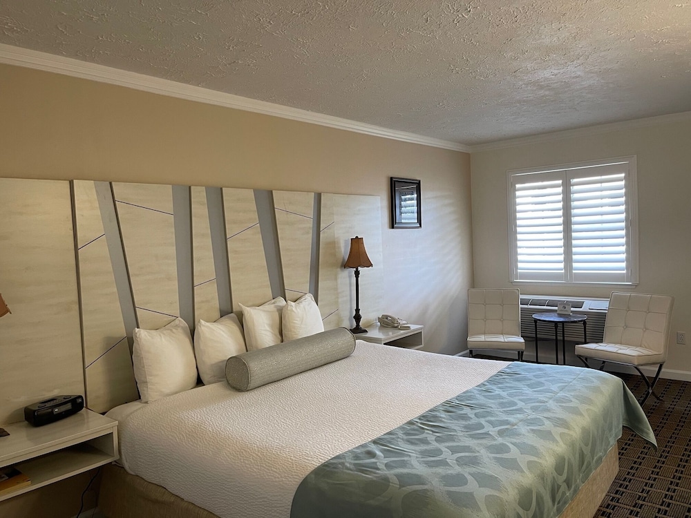 Premium Room, 1 King Bed photo 2