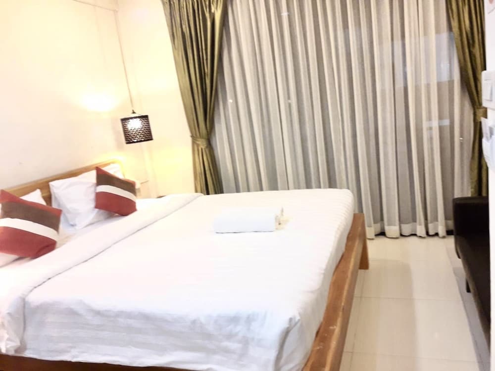 Standard Apartment, 1 King Bed, Private Bathroom, City View (301) photo 2