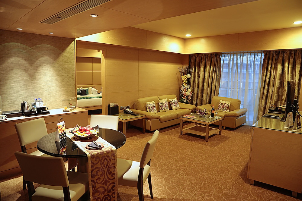Neptune Premier Lagoon View Suite with Bath Tub and Private Balcony - King Bed